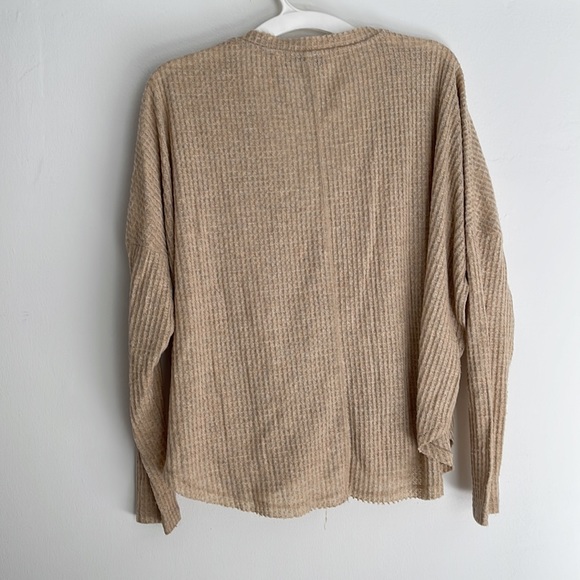 Urban Outfitters Button Up Top. Size M - Picture 4 of 4